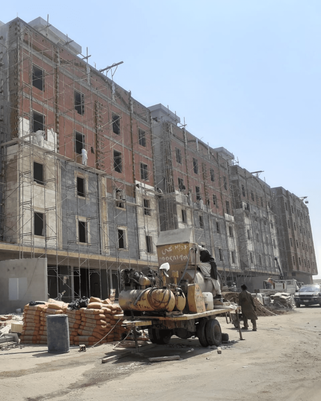 مجمع سكني قيد الإنشاء تُكسى واجهاته بالحجر
