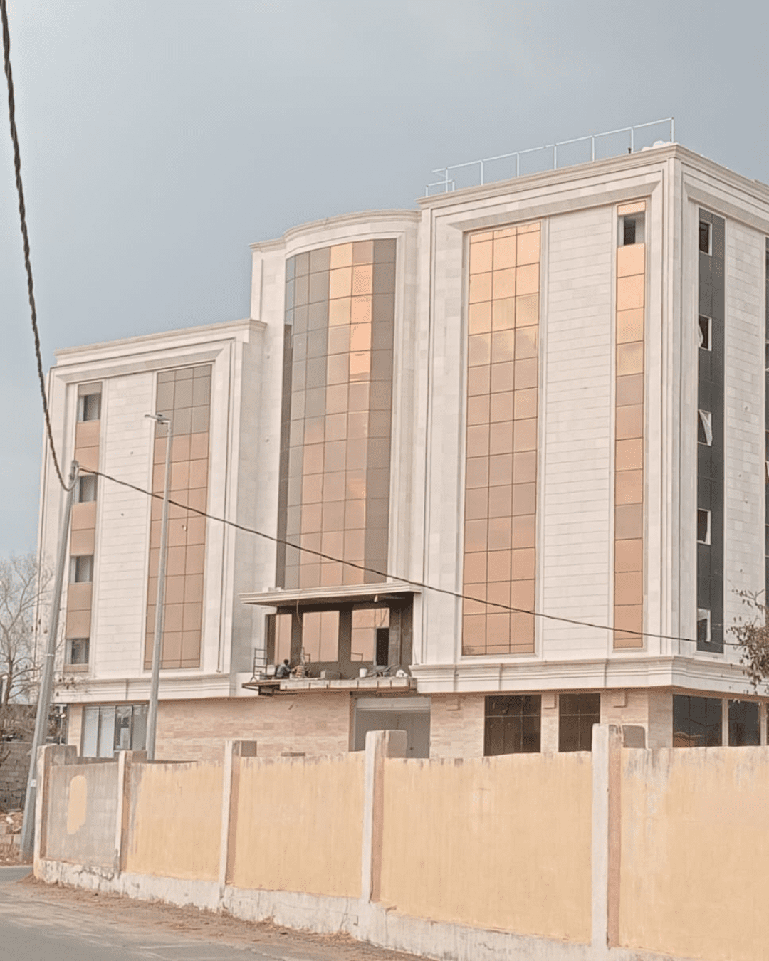عمارة سكنية مكسوة بالحجر الطبيعي من زاوية الشارع
