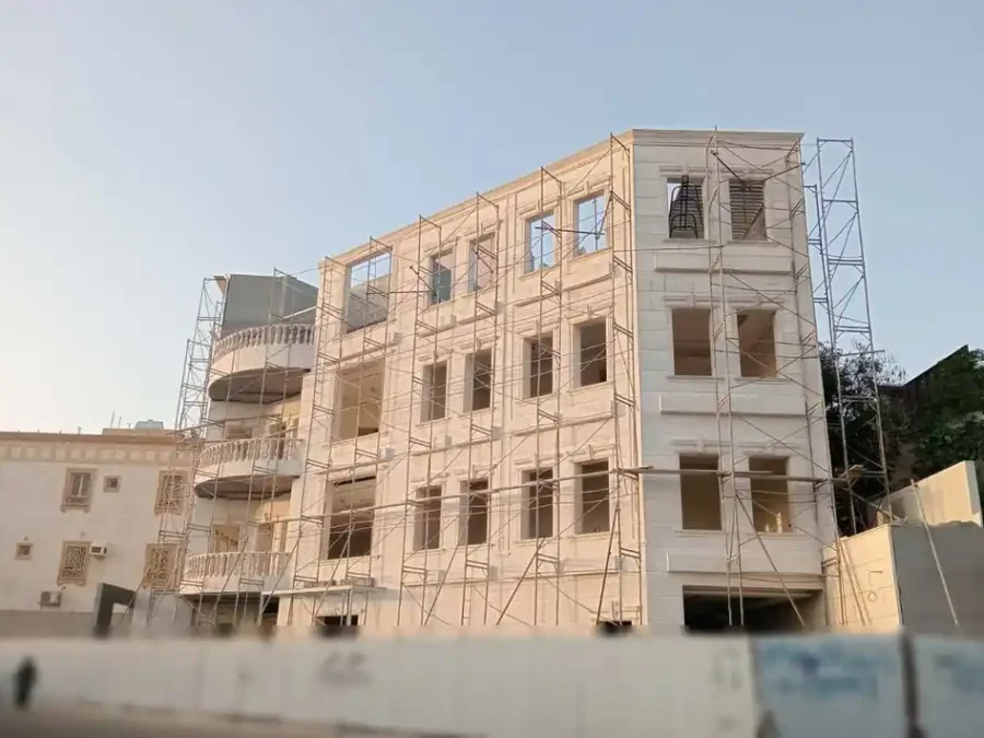 عمارة سكنية في جدة — كبري بريمان مكسوة بحجر الرياض الأبيض النسّاح