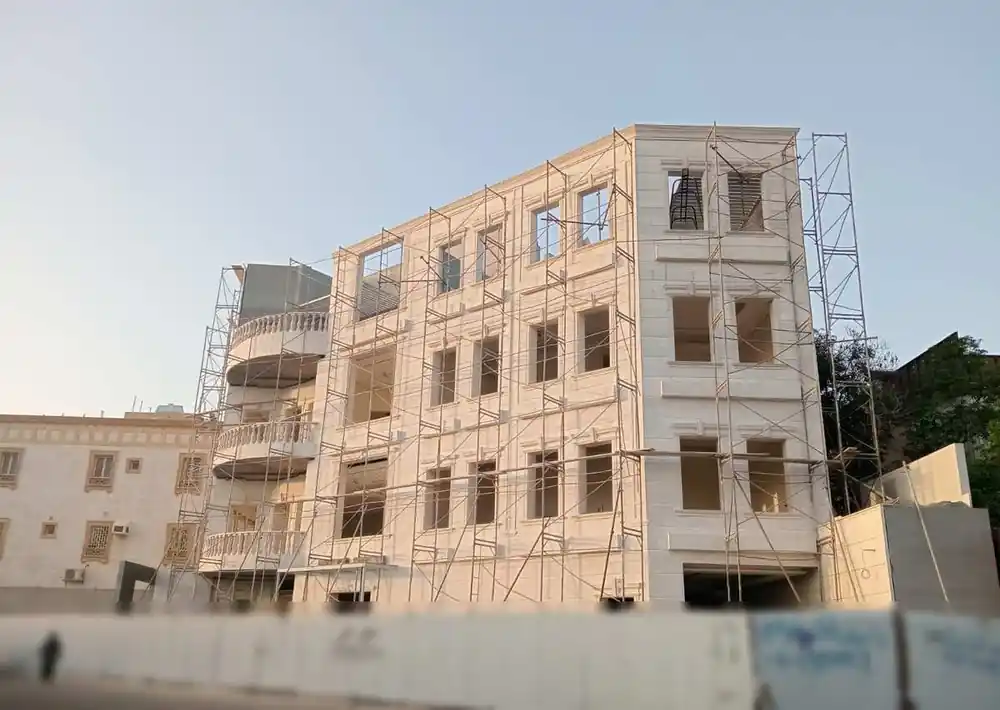 عمارة سكنية في جدة — كبري بريمان مكسوة بحجر الرياض الأبيض النسّاح