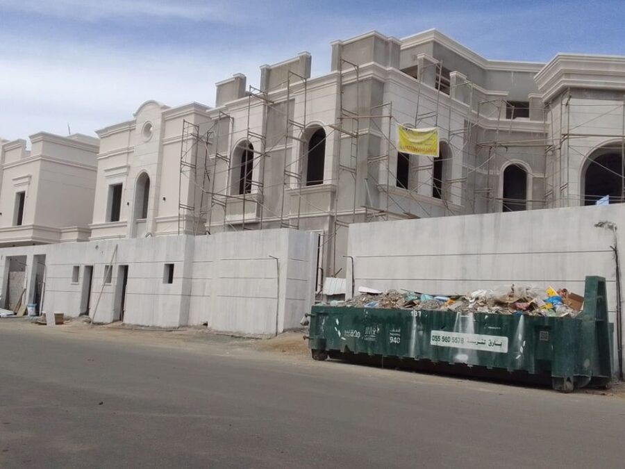 تركيب حجر الرياض الأبيض على واجهات مجمع فلل في جدة أثناء التنفيذ مع السقالات