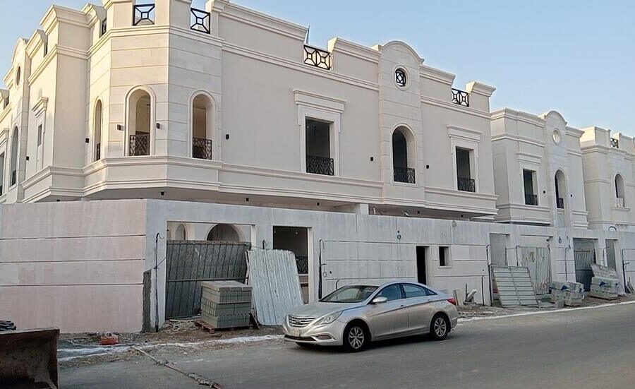 واجهة مجمع فلل في جدة بعد اكتمال كسوة حجر الرياض الأبيض النسّاح