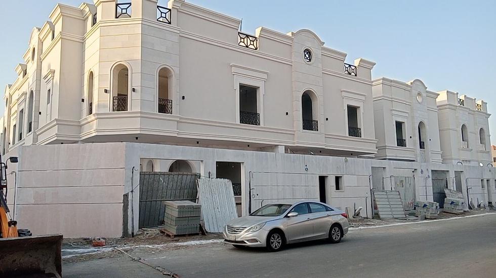 واجهة مجمع فلل في جدة بعد اكتمال كسوة حجر الرياض الأبيض النسّاح